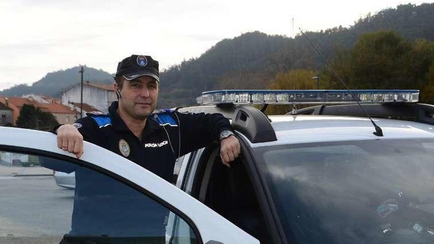 Benito Pouso, ayer de guardia, en el coche de Policía de Bueu. // G.N.