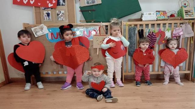 Para celebrar San Valentín se disfrazaron de corazones.
