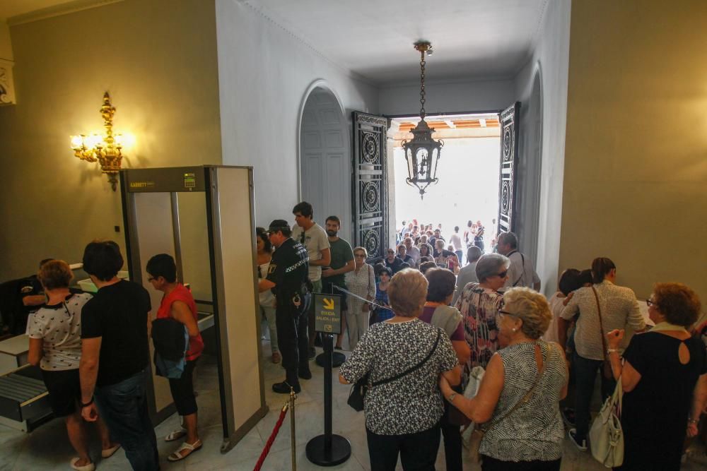 Visita a la Real Senyera en el Ayuntamiento