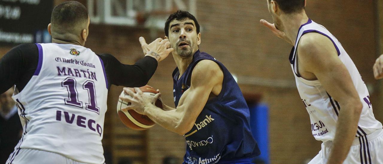 Saúl Blanco, con el  balón, presionado por Nacho Martín, ayer en Pumarín. | |  JULIÁN RUS