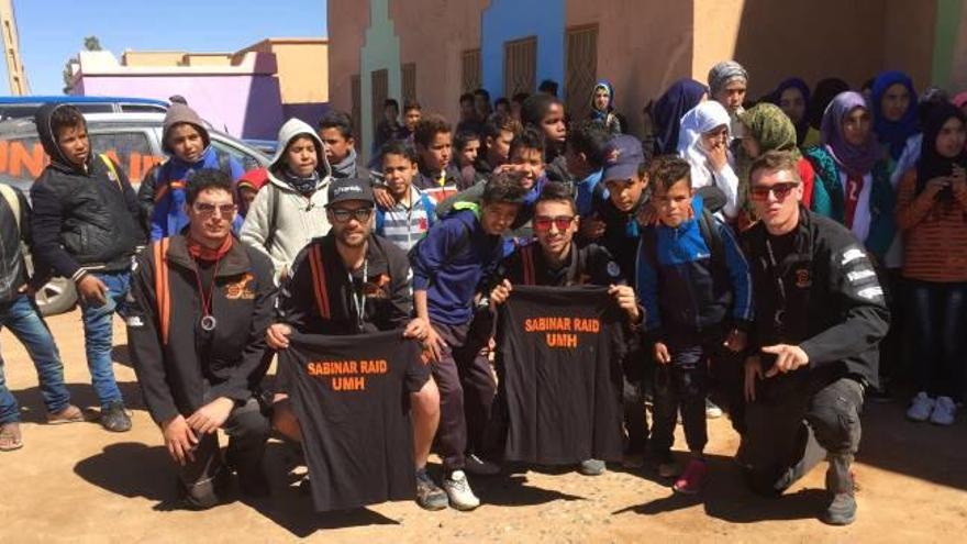 Los jóvenes de la UMH junto a algunos de los niños marroquíes que han encontrado durante la prueba.