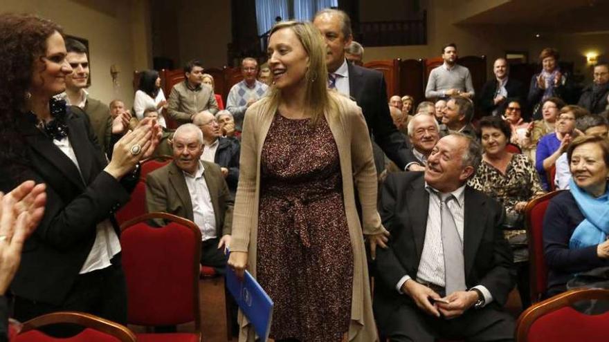 La candidata explica los planes para Bouzas, Navia, Coia y Balaídos |  Muñoz se reunió por la tarde junto a distintos cargos del partido con más de un centenar de vecinos de Coia, Bouzas, Navia y Balaídos. La reunión sirvió para que explicase algunos de sus proyectos para el municipio y que, al mismo tiempo, se sometiera a las preguntas de los asistentes. En las pasadas semanas La candidata del Partido Popular hizo una primera ronda de contactos por parroquias y barrios para escuchar las demandas vecinales y ahora ha iniciado las reuniones para exponer sus planes. Hace unos días lo hizo en San Miguel de Oia.