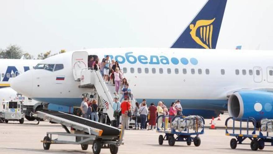 Passatgers desembarquen de l&#039;avió a Vilobí d&#039;Onyar en el vol inaugural Moscou-Girona.