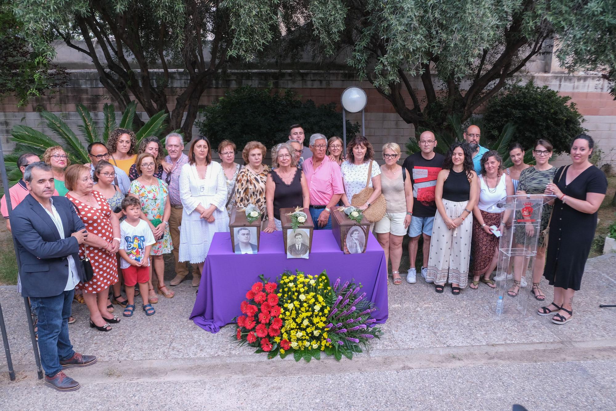 Así ha sido el emotivo acto de entrega de los restos exhumados de fusilados del franquismo a sus familiares en Aspe