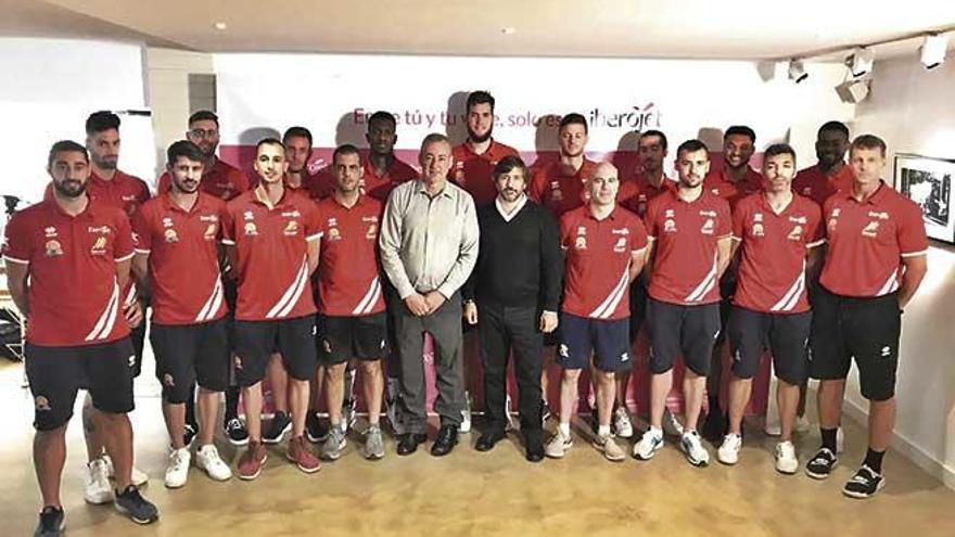 Guillem Boscana y Gabriel SubÃ­as posan ayer con la plantilla y cuerpo tÃ©cnico del Iberojet Palma.