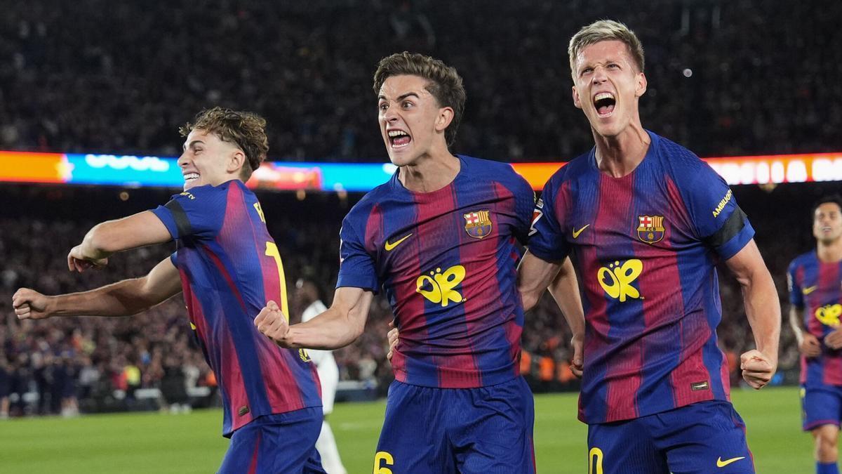 Los jugadores del FC Barcelona celebran el título de Liga en el Camp Nou