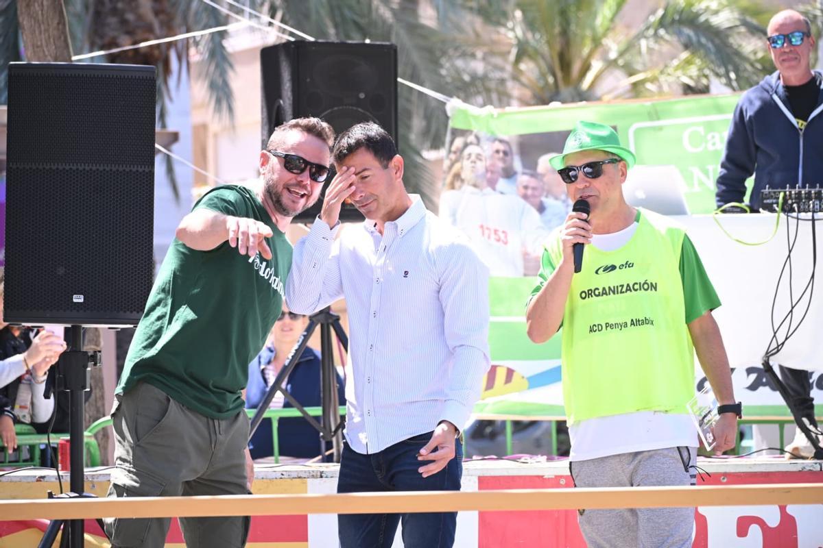 Los mejores momentos del campeonato de lanzamiento de hueso de dátil en Elche este segundo lunes de Pascua