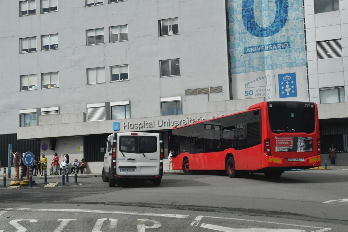 Un autobús urbano, en la parada del Chuac.
