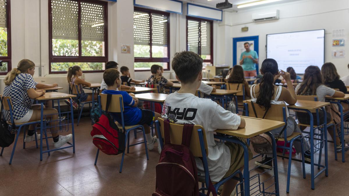 Alumnos del CEIP Escritor Alfonso Grosso durante el primer día de colegio. Ya está aquí la vuelta al cole y es importante ahorrar con el material escolar