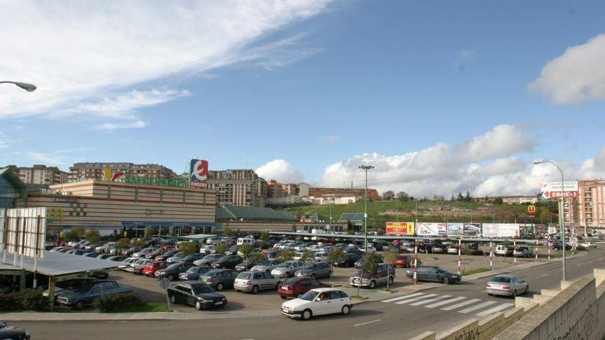 Instalaciones del Centro Comercial Valderaduey, donde se encuentra el hipermercado Eroski