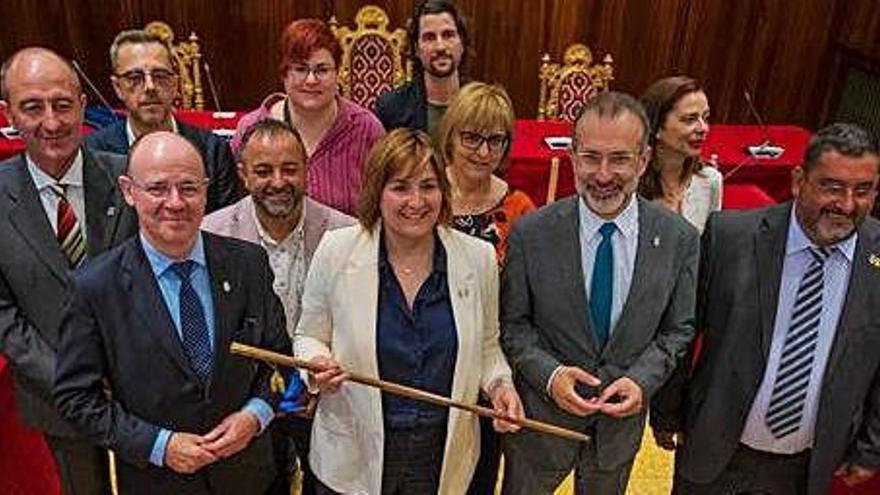 Els membres del govern de Figueres, amb Agnès Lladó al centre.