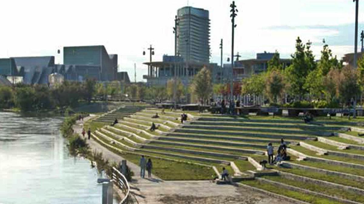 La ribera verde con gradas del Ebro en Zaragoza, uno de los ejemplos que se muestran en el estudio para el Piles.