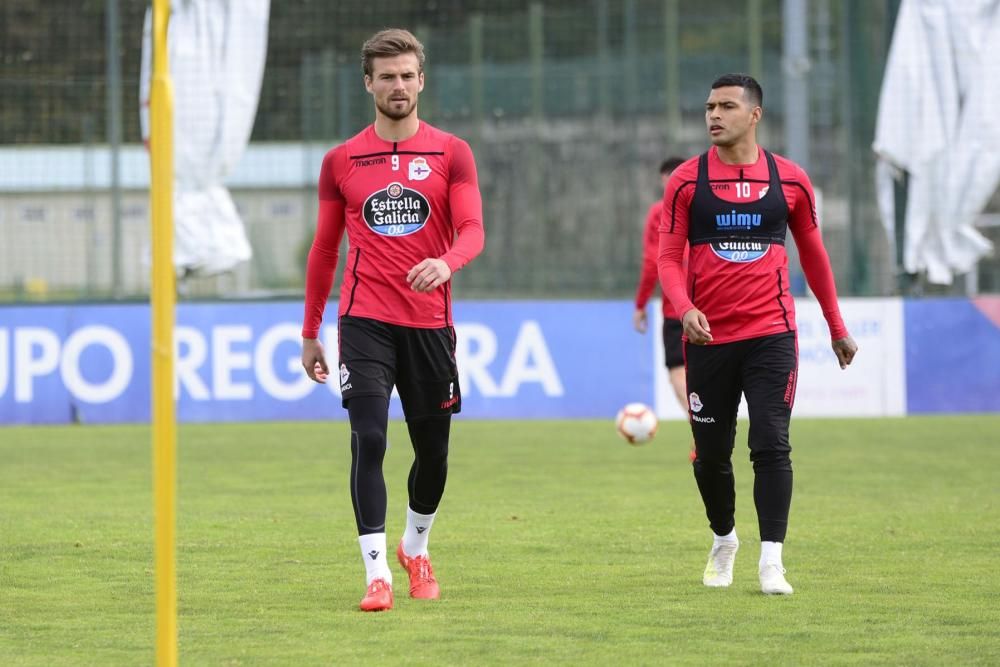 El nuevo entrenador Pablo Martí dirige un entrenamiento con ejercicios ofensivos y partidos en espacio reducido de alta intensidad.