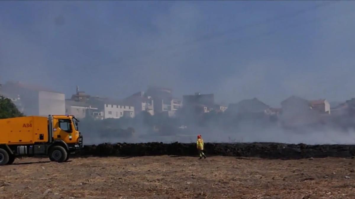 Bomberos controlando las llamas.