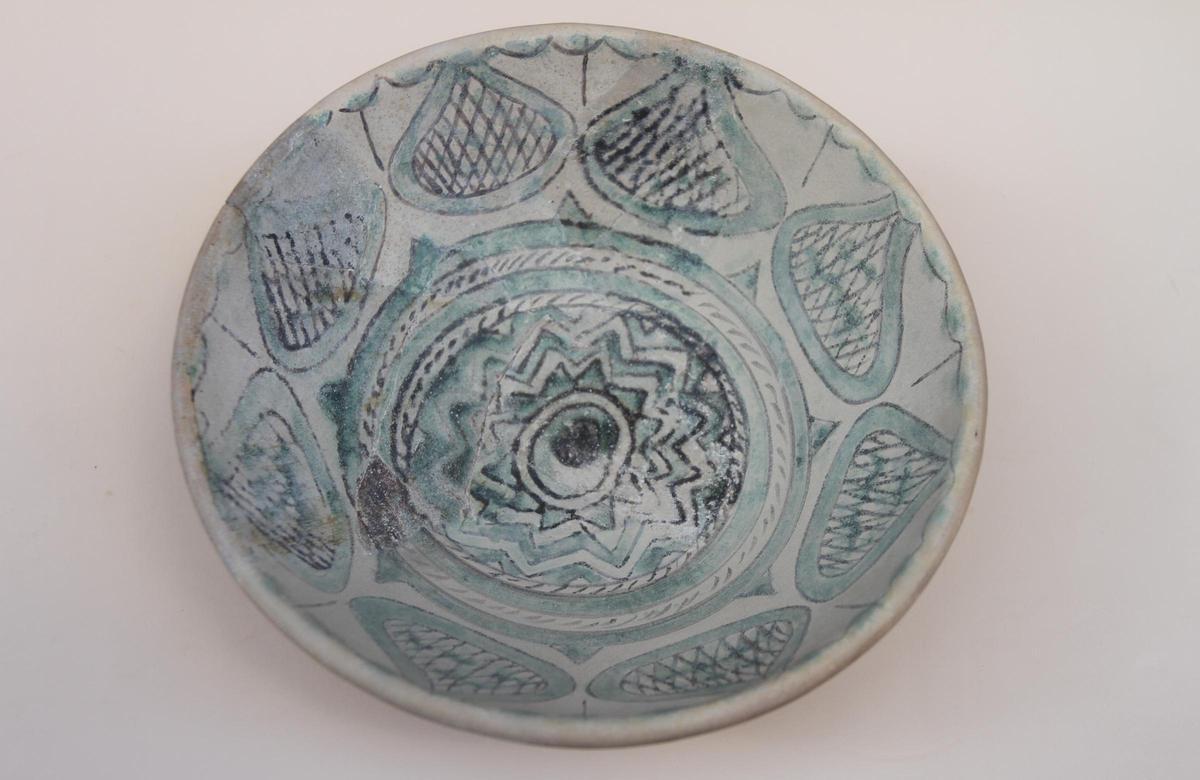 Plato de cerámica con decoración reticular