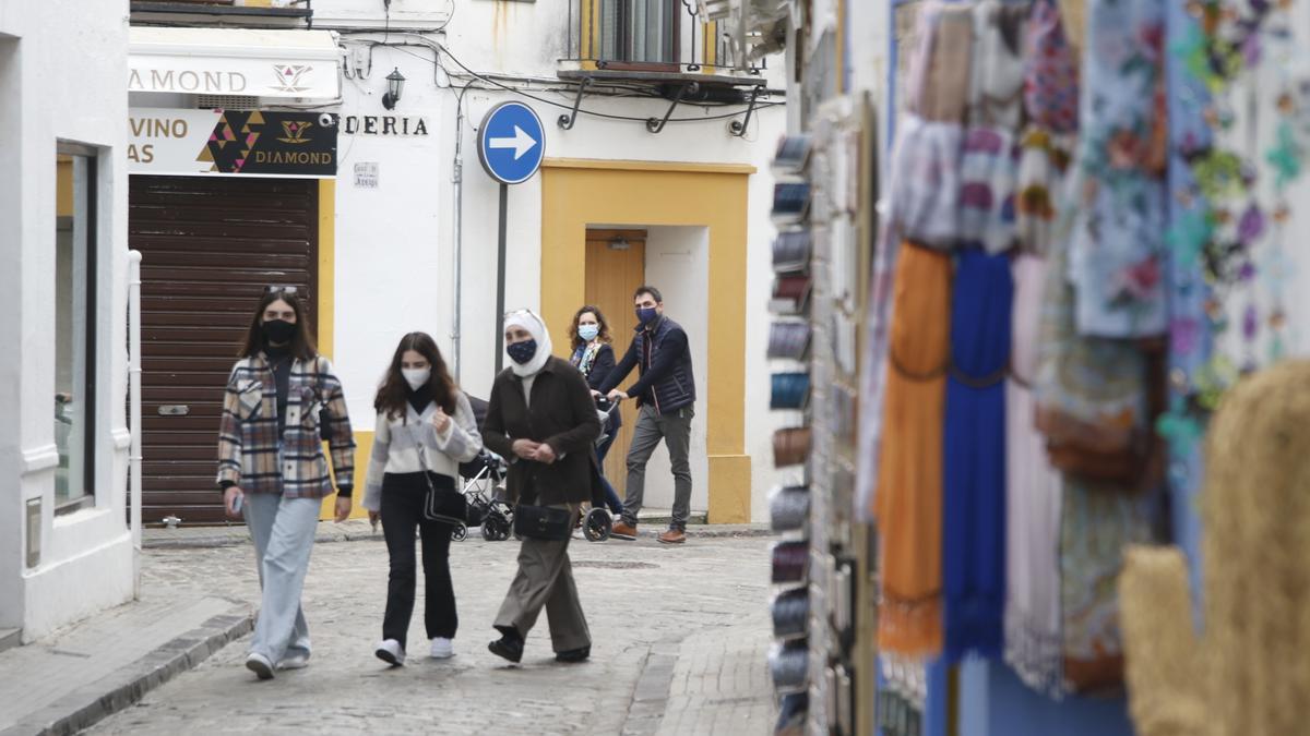 Varias personas caminan por las calles de la Judería de Córdoba.