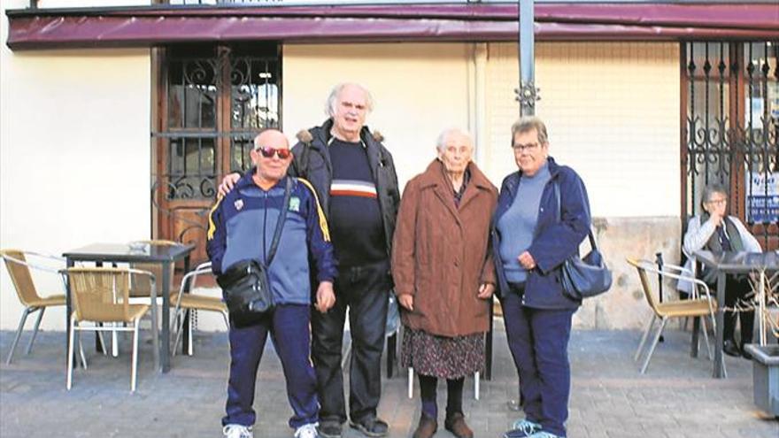 Cuatro mayores solos viven la Navidad en un balneario