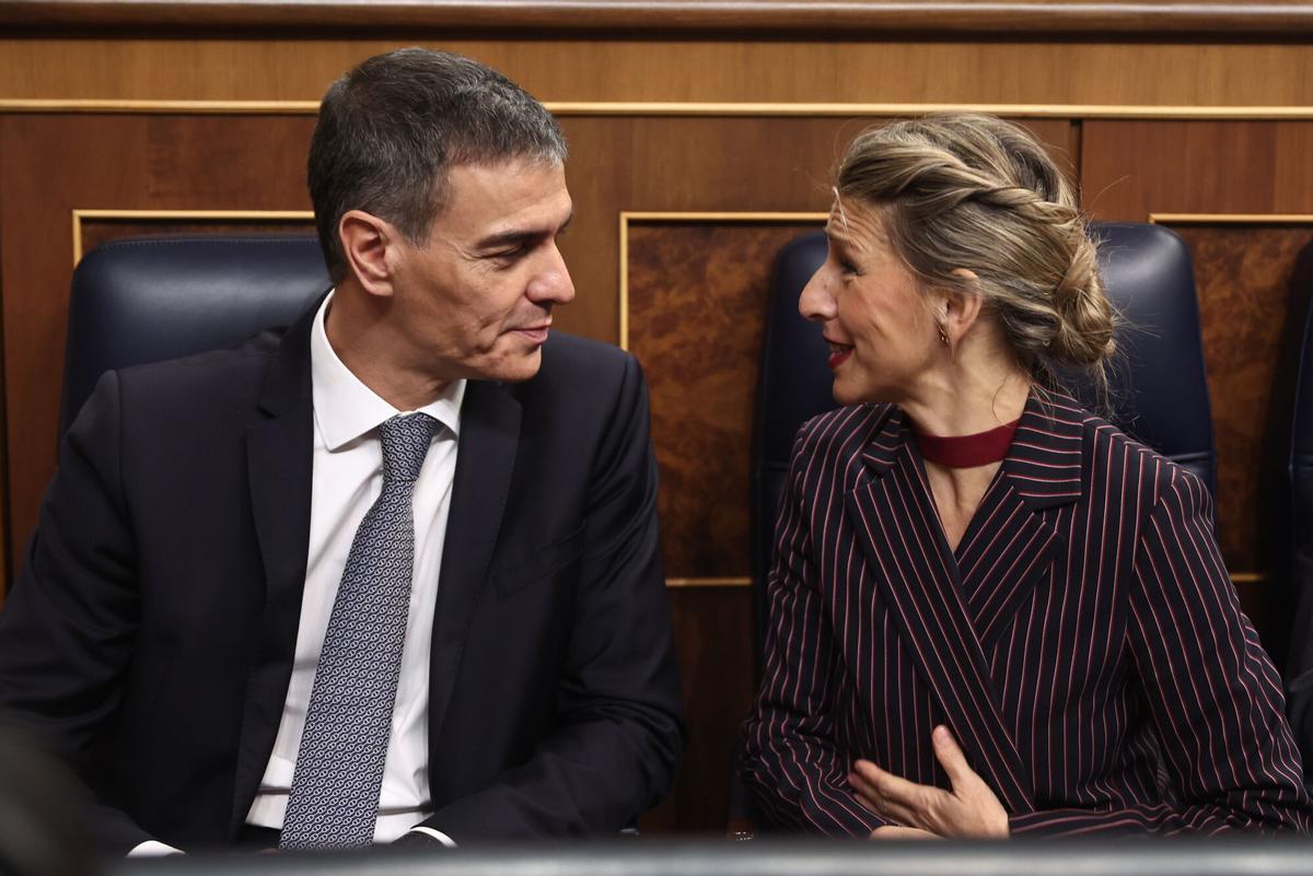 Pedro Sánchez, con la vicepresidenta segunda y exlíder de Sumar, Yolanda Díaz, durante una sesión de control al Gobierno en el Congreso, en diciembre de 2025.