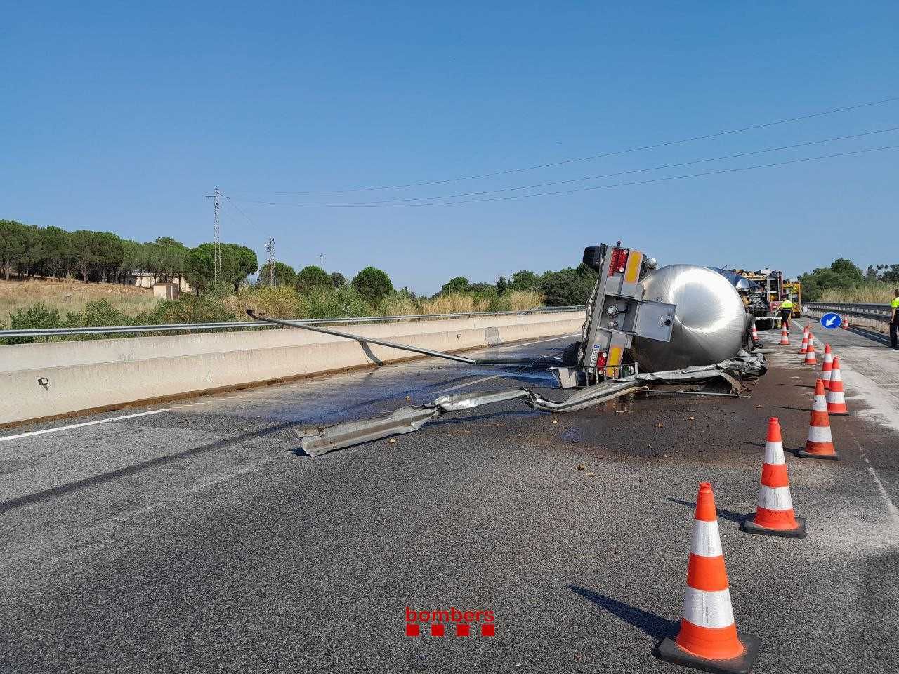 Un camió bolca i vessa 16 tones de greix animal a l'AP-7 a Biure