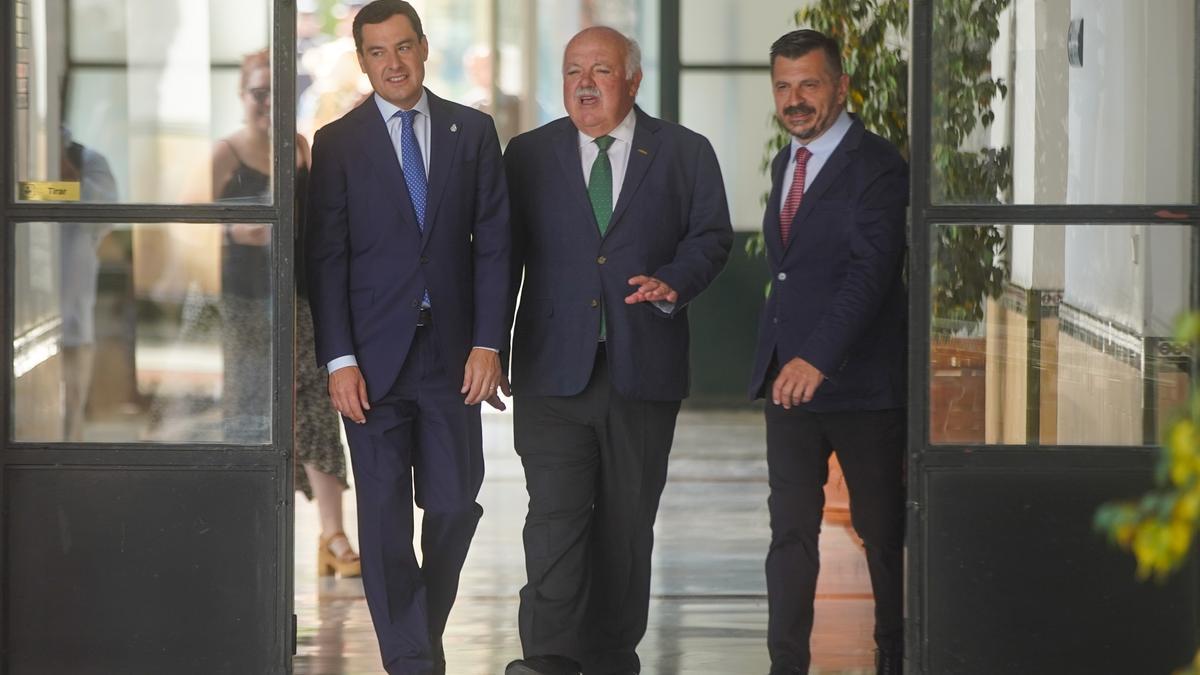 Juanma Moreno, Jesús Aguirre y Toni Martín, en la sede del Parlamento de Andalucía, en una imagen de archivo