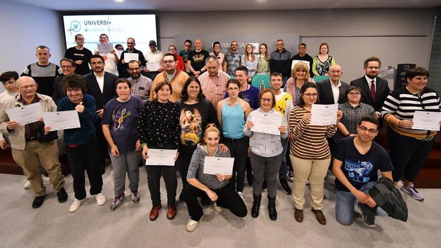 Foto de grup de les persones becades en el marc del programa UniversiMÉS