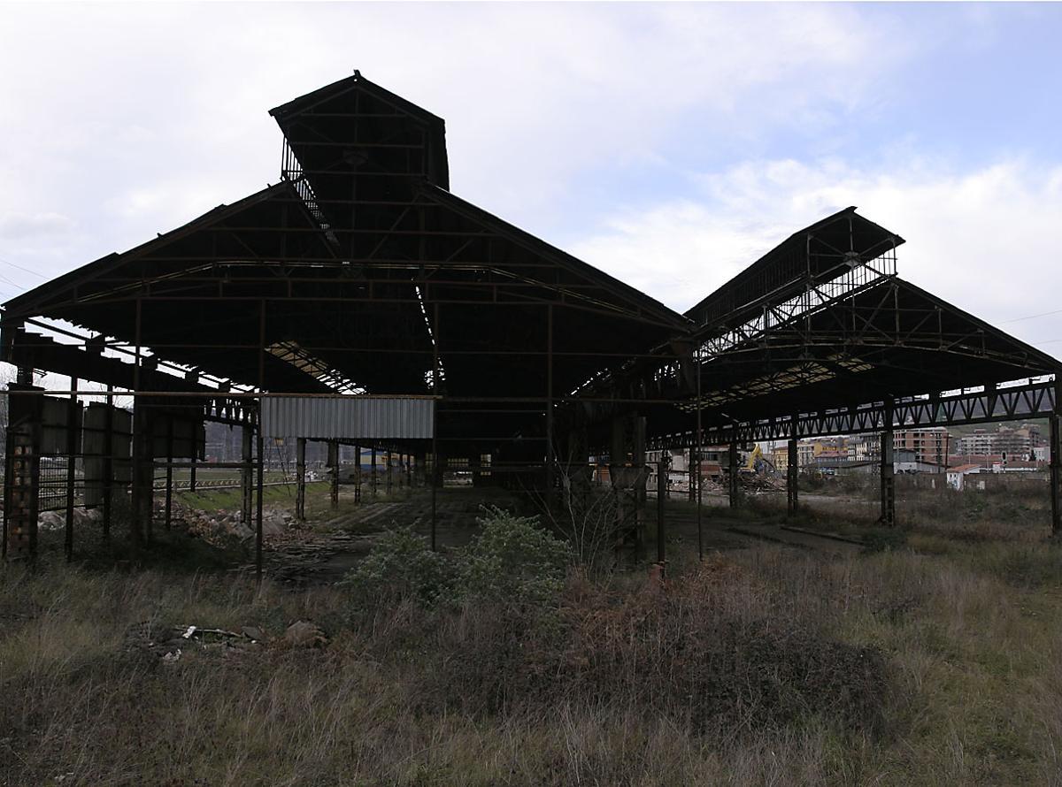 Las naves de los Talleres del Conde en 2011, antes de iniciarse su rehabilitación.