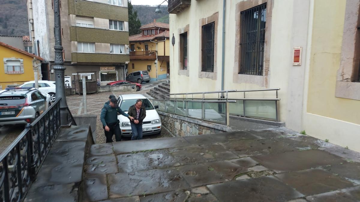 EN IMÁGENES: la entrada en el juzgado del vecino de Allande detenido por apuñalar a su excuñado