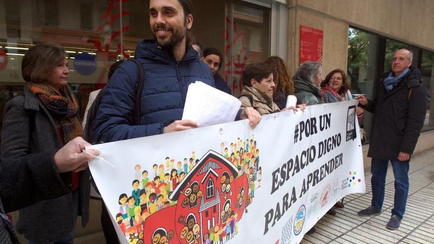 Ampas de la Playa de San Juan y profesores presentan 2.000 firmas a Educación para exigir el inicio de las obras del colegio de La Almadraba en Alicante