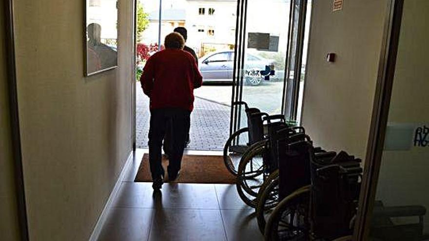 Pacientes en el interior del Centro de Salud de Puebla de Sanabria