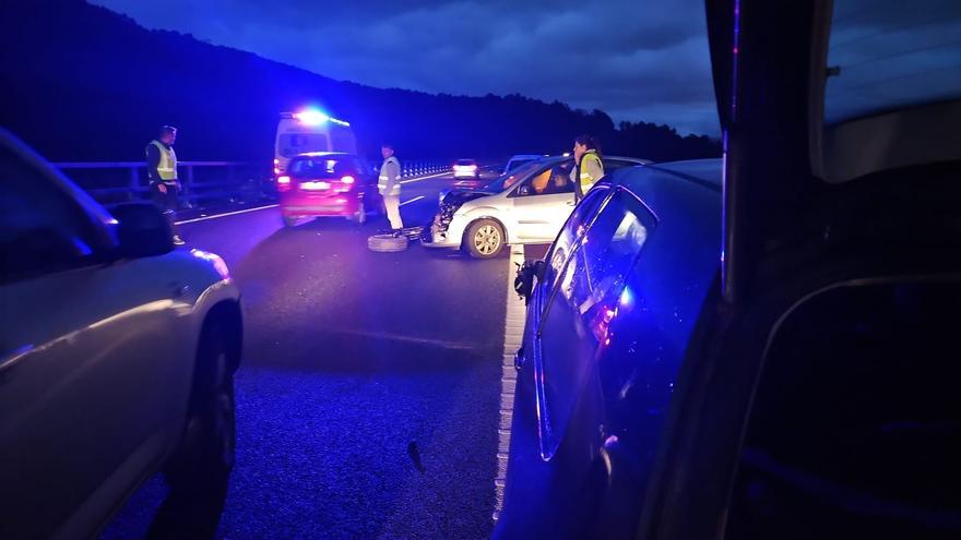 Un choque múltiple en la Autovía do Morrazo deja dos heridas y causa grandes retenciones