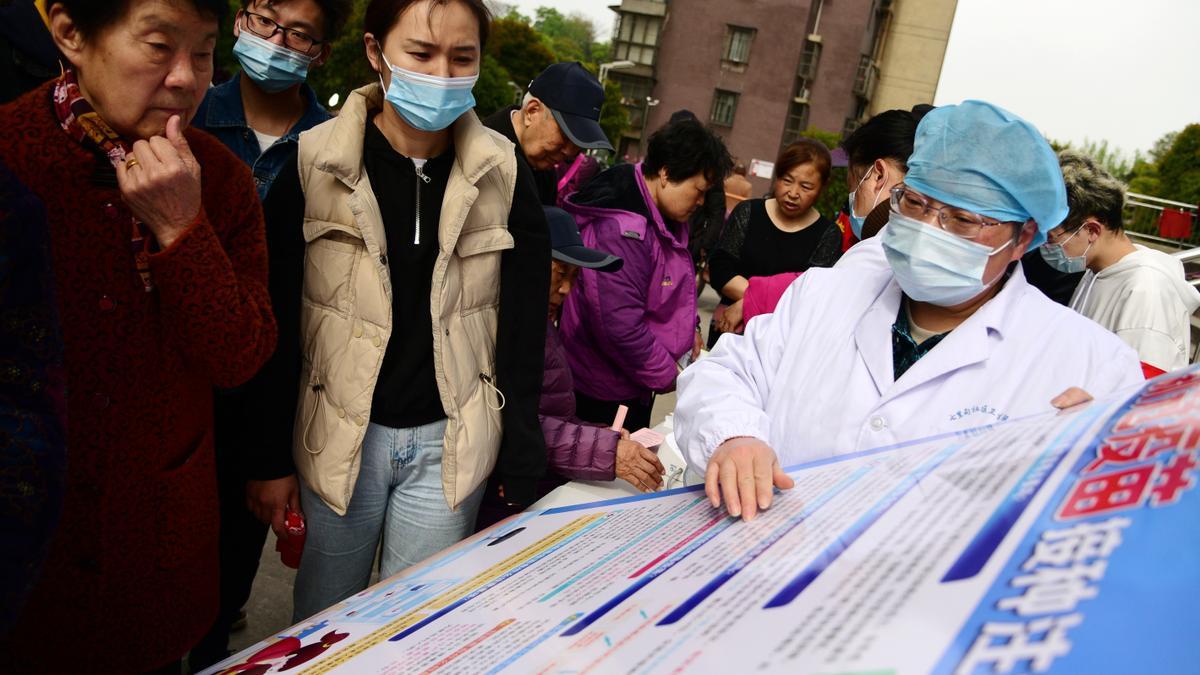 Un grupo de mujeres escucha las explicaciones de la responsable de salud de su empresa, en la región china de Jiangsu.