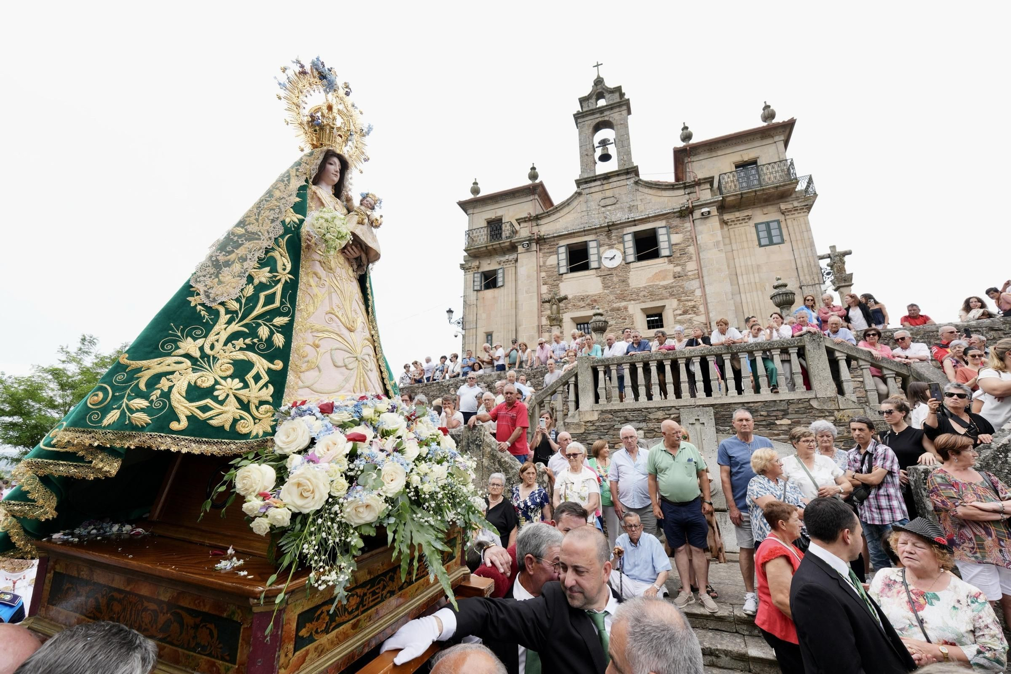 Abrazo multitudinario a la Virxe do Corpiño