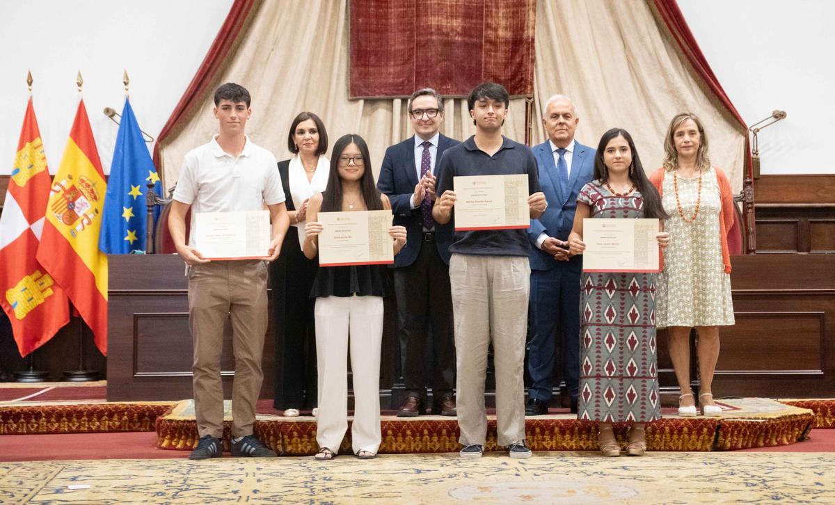 Zhi Shan He Wu, la zamorana que ha sacado la nota más alta de Castilla y León en la PAU (segunda por la izquierda, abajo)