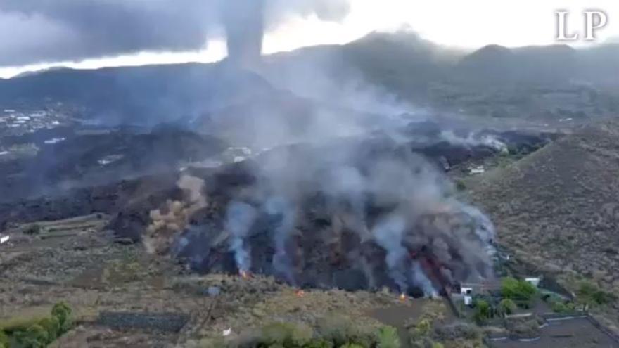 Un dron de la UME sobrevuela las coladas de la erupción del volcán de La Palma