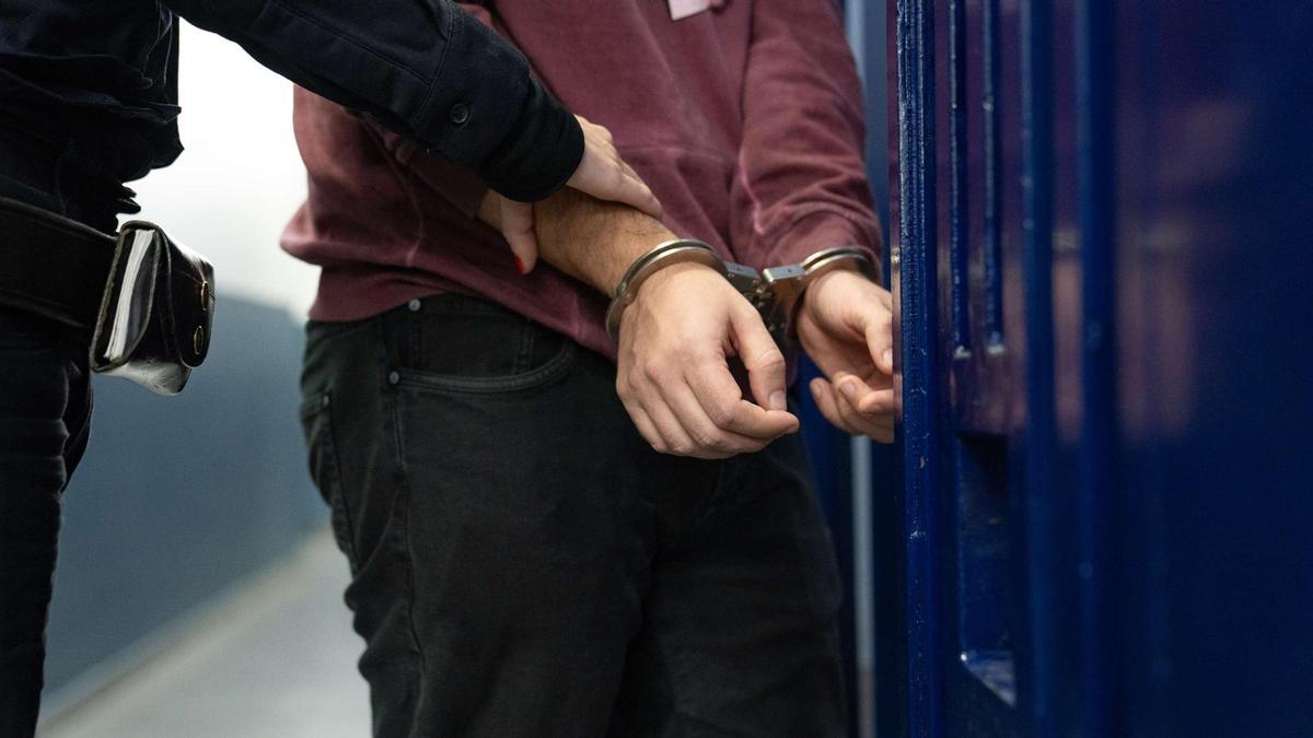 Imagen de un detenido por Mossos en calabozos