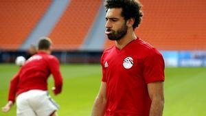 EKT11. EKATERINBURGO (RUSIA). 14/06/18.- El jugador de la selección egipcia de fútbol, Mohamed Salah, participa en un entrenamiento del equipo en el estadio Ekaterinburg Arena, en Ekaterinburgo (Rusia) hoy, jueves 14 de junio de 2018. Egipto y Uruguay se enfrentarán mañana en su primer partido de la Copa Mundial de la FIFA Rusia 2018. EFE/Kiko Huesca // ATENCIÓN EDITORES: Sólo Uso editorial. Prohibido su uso en referencia con entidad comercial alguna. Prohibido su uso en alertas, descargas o mensajería multimedia en móviles. Las imágenes deberán aparecer como fotografías congeladas y no podrán emular la acción del juego mediante secuencias o fotomontajes. Ninguna imagen publicada podrá ser alterada, mediante texto o imagen superpuesta, en el caso de que (a) intencionalmente oculte o elimine el logotipo de un patrocinador o (b) añada y/o cubra la identificación comercial de terceras partes que no esté oficialmente asociada con la Copa Mundial de la FIFA.