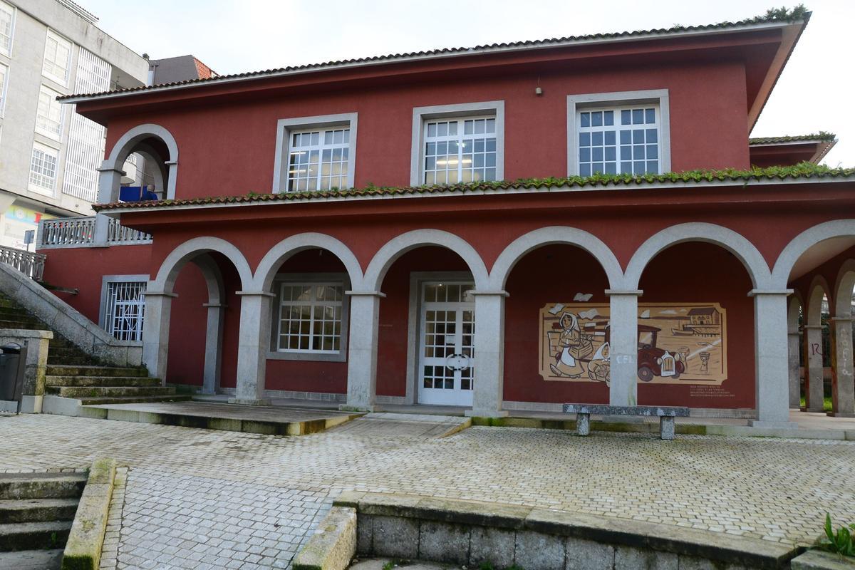 Una imagen del exterior de la biblioteca Torrente Ballester de Bueu, desde el Parque Ramal dos Galos.
