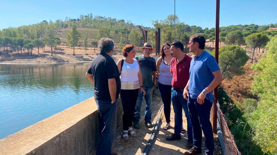 Visita de la diputada provincial Regla Martínez para conocer las instalaciones hidráulicas de El Castillo de las Guardas (Foto: Diputación de Sevilla).