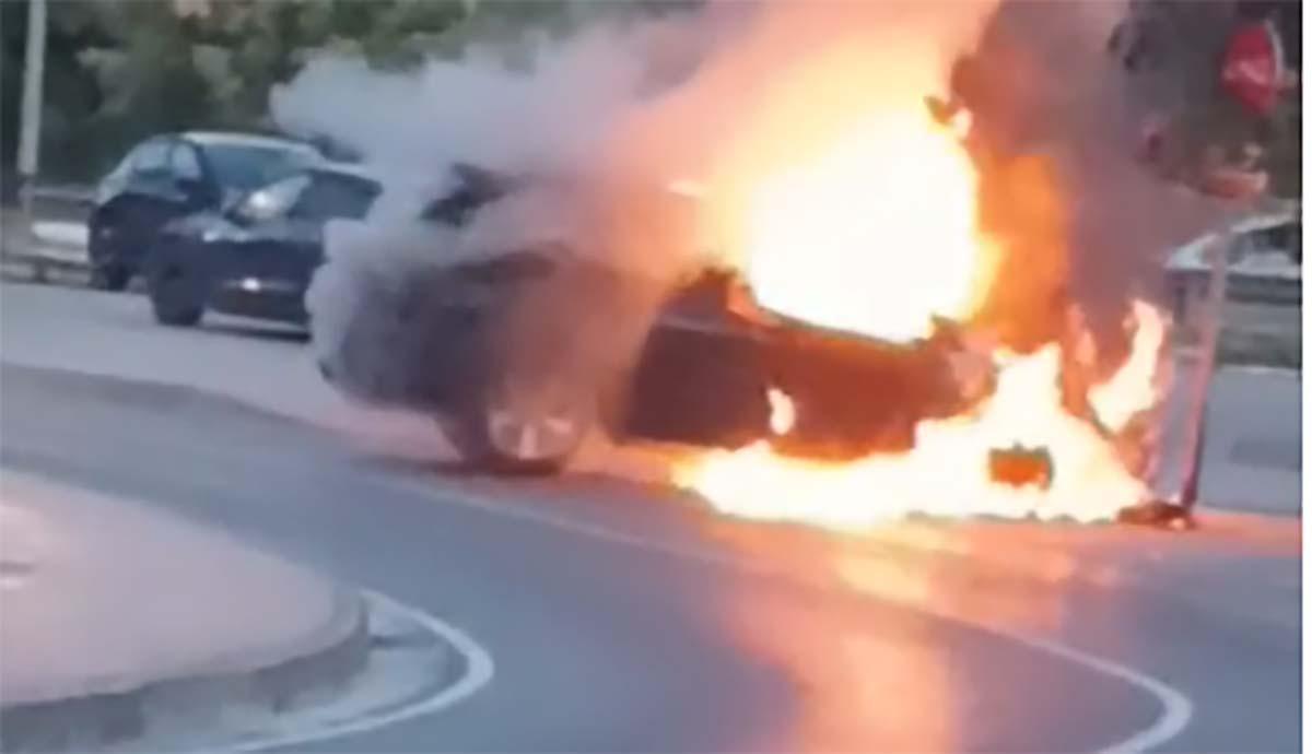Alarma por el incendio de un coche frente a la residencia Can Blai en Santa Eulària