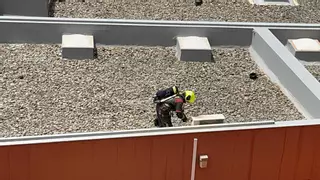 Los bomberos intervienen en un centro de salud de Telde