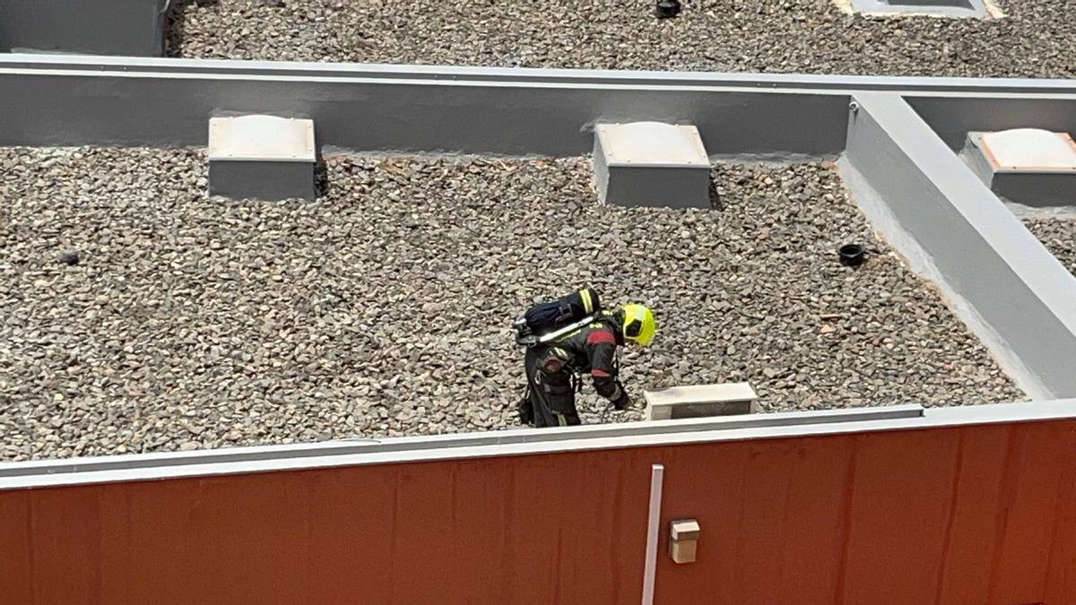 Bomberos en el centro de salud de San Gregorio en Telde