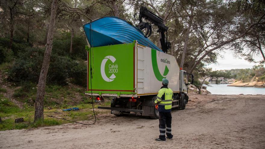 Calvià retira dos pateras de Portals Vells por «seguridad y estética»