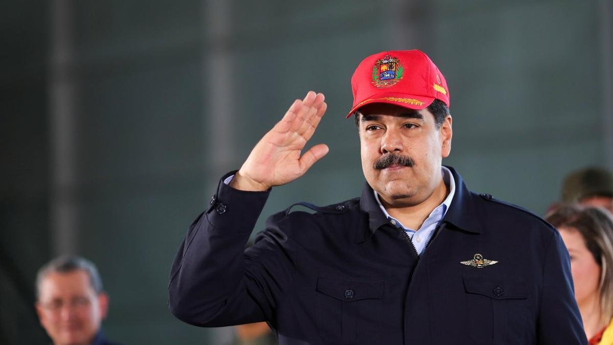 El presidente de Venezuela, Nicolás Maduro, mira un desifle militar que commemora el 98º aniversario de las Fuerzas Aéreas