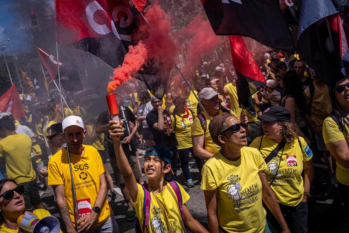 Manifestación de profesores, familias y otras entidades por un nuevo modelo de escuela en Catalunya.