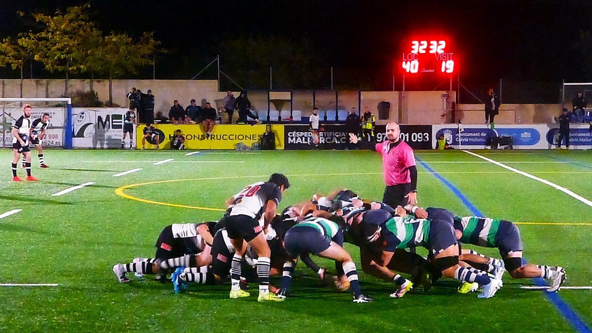 Un jugador del sitges introduce el balón en la melé en el partido que ganó El Toro (40-19)