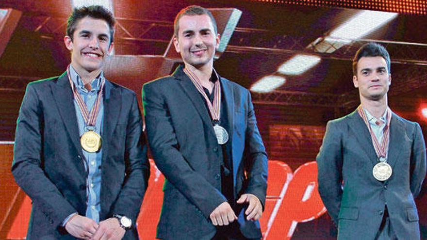 Marc Márquez, Jorge Lorenzo y Dani Pedrosa, los tres primeros en MotoGP, posan en la gala de premio celebrada en la noche del domingo en Valencia.