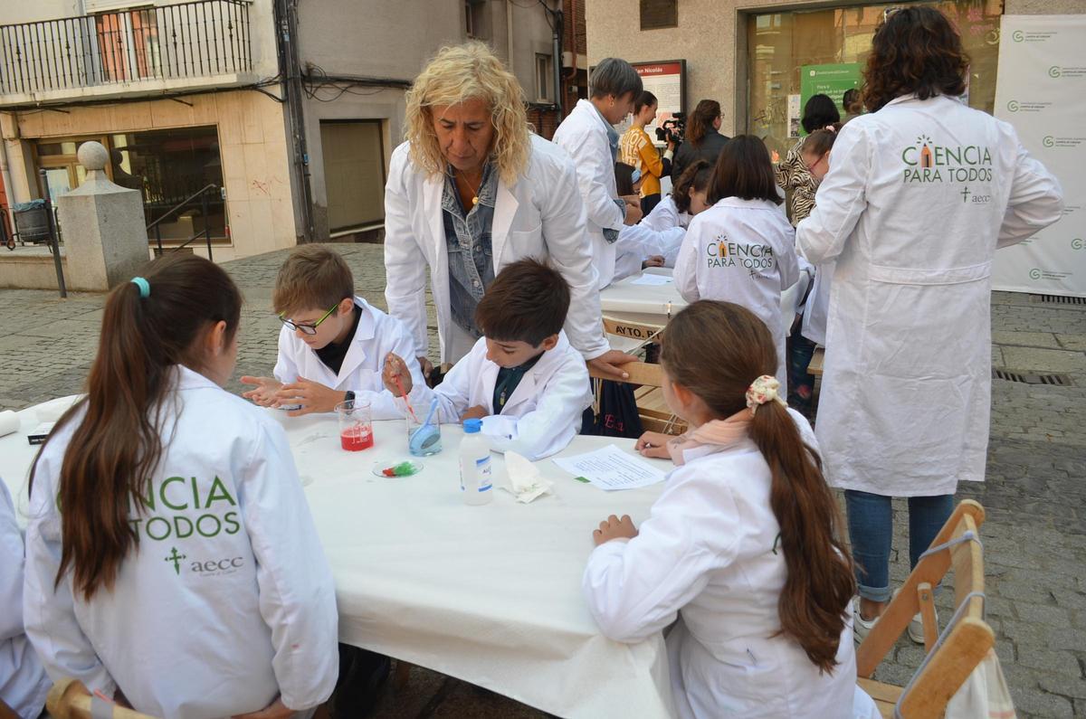 Taller de ciencia de la AECC en Benavente.
