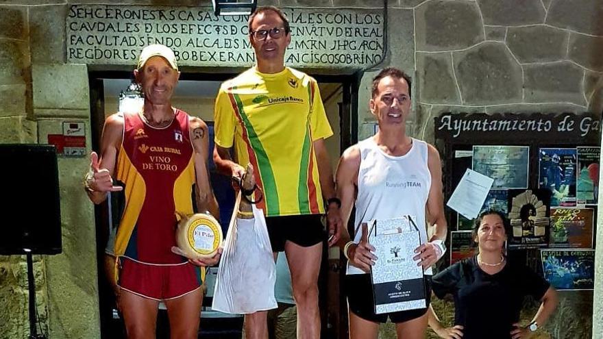 Pepelu Martín en el podio de la carrera nocturna Camusinos-Gálvez.