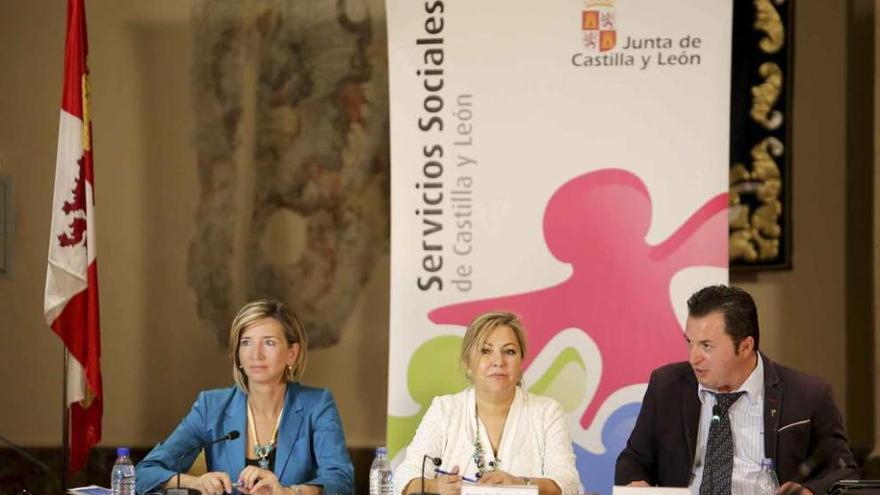 La vicepresidenta Rosa Valdeón, centro, en la presentación del plan para las personas con discapacidad.