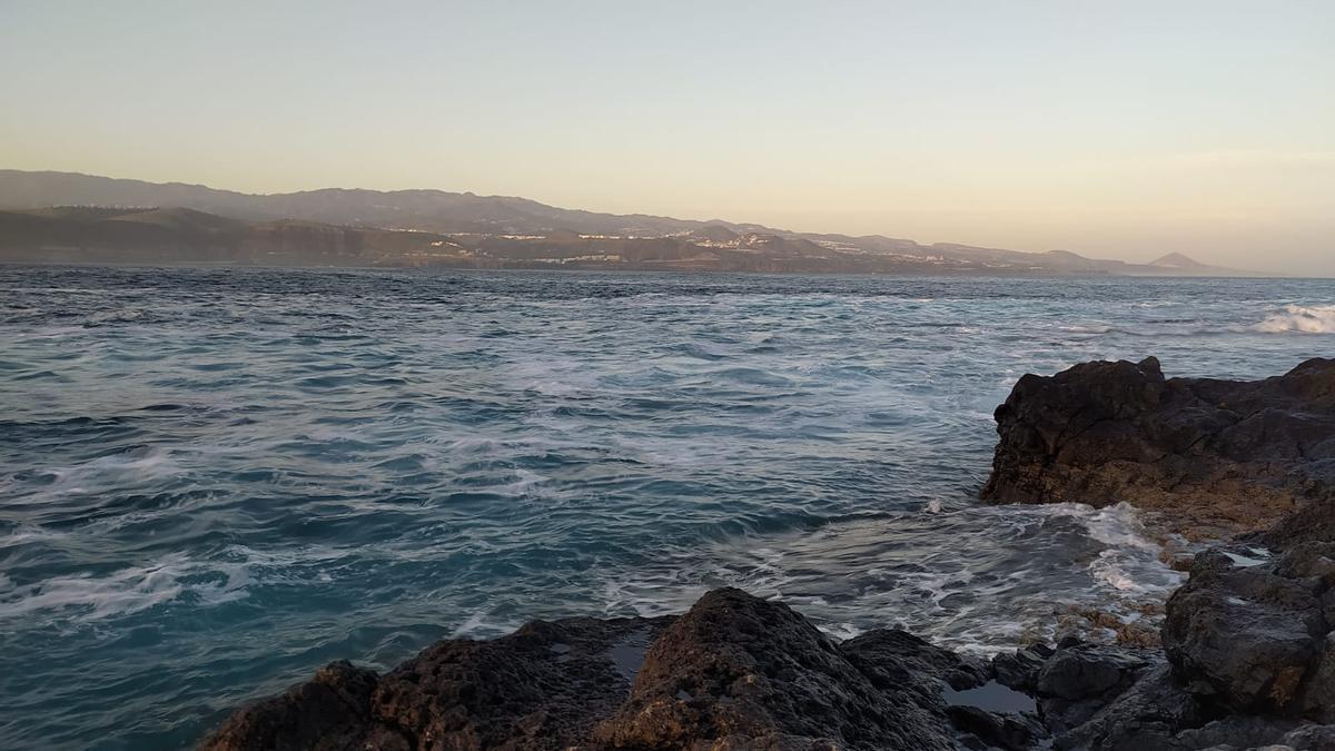 La calima se hace con Canarias: ¿hasta cuándo estará presente? En la foto, amanecer, hoy, desde el Confital, en Las Palmas de Gran Canaria.